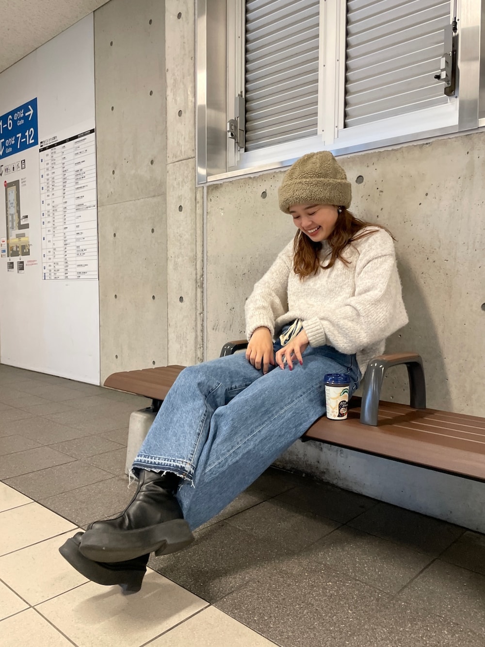 ホワイト系のニット/セーター、ブルー系のデニムパンツを着用したレディースの冬コーディネートの3枚目の写真