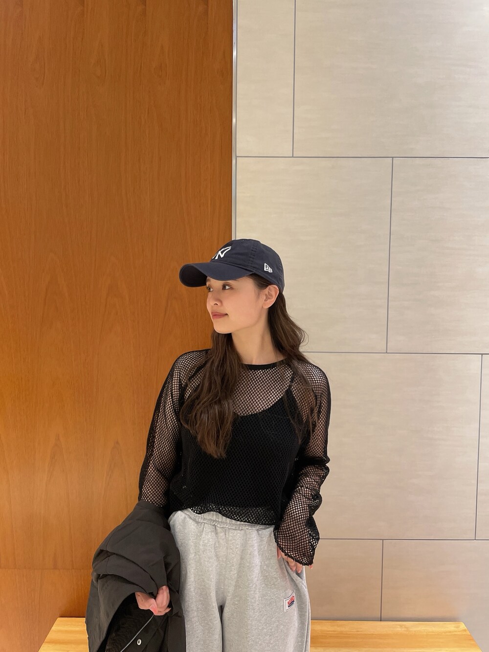 ブラック系のTシャツ/カットソー、グレー系のスウェットパンツ、ブラック系のキャミソールを着用したレディースの春コーディネートの3枚目の写真