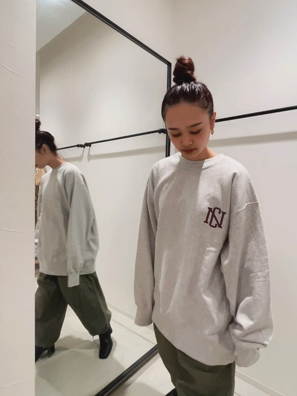 ベージュ系のその他パンツ、グレー系のスウェットを着用したレディースの秋コーディネートの3枚目の写真