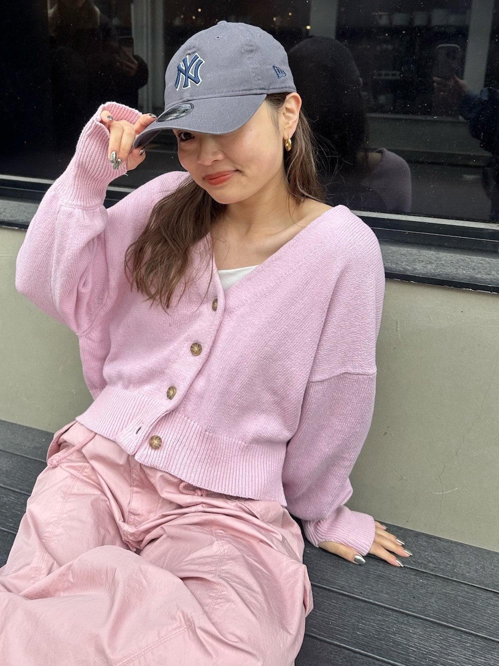 ピンク系のカーディガン/ボレロ、ピンク系のその他パンツを着用したレディースの冬コーディネートの2枚目の写真