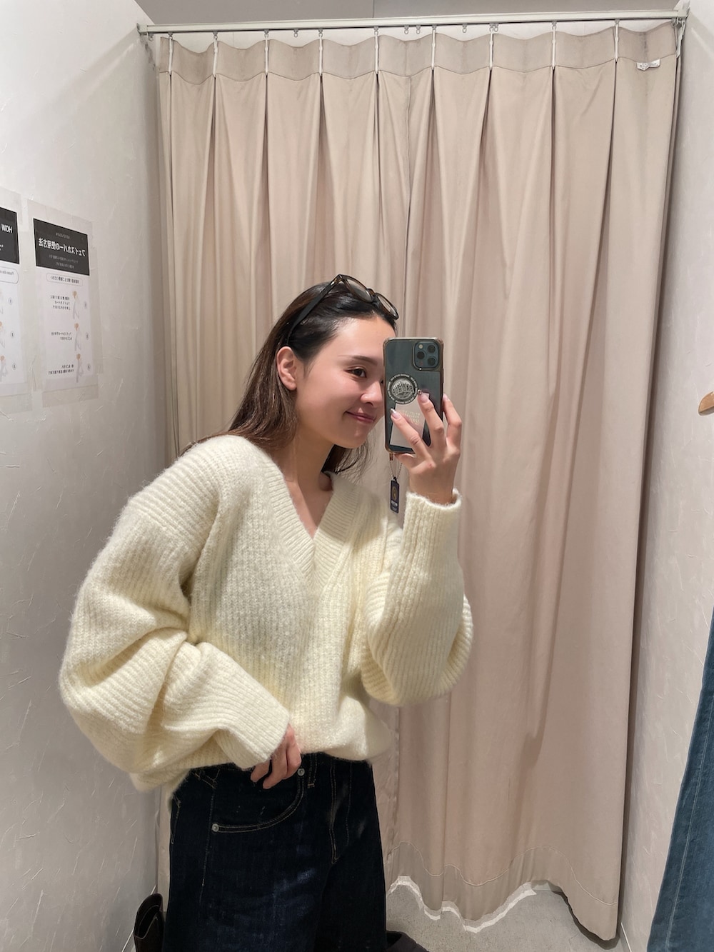 ホワイト系のニット/セーターを着用したレディースの冬コーディネートの2枚目の写真