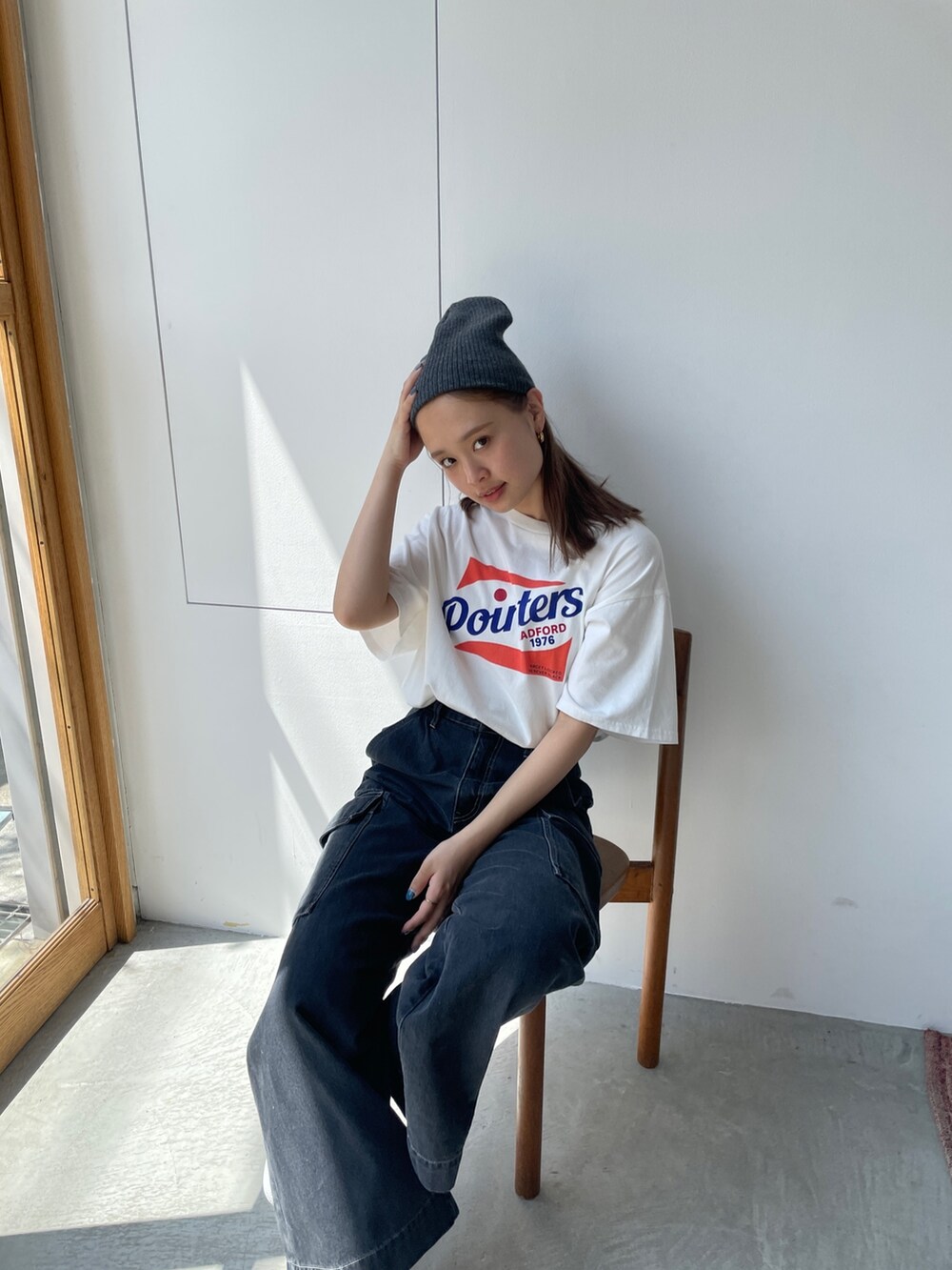 ホワイト系のTシャツ/カットソー、ブラック系のデニムパンツ、ブラック系のニットキャップ/ビーニーを着用したレディースの夏コーディネートの4枚目の写真