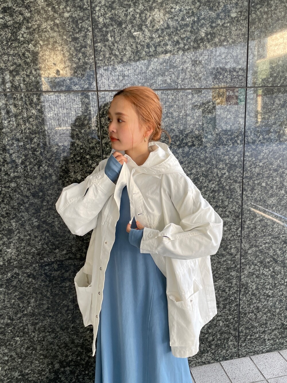 ホワイト系のブルゾンを着用したレディースの冬コーディネートの6枚目の写真