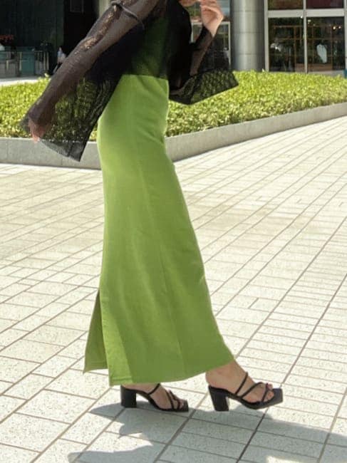 ブラック系のサンダル、ブラック系のTシャツ/カットソー、グリーン系のワンピースを着用したレディースの春コーディネートの6枚目の写真