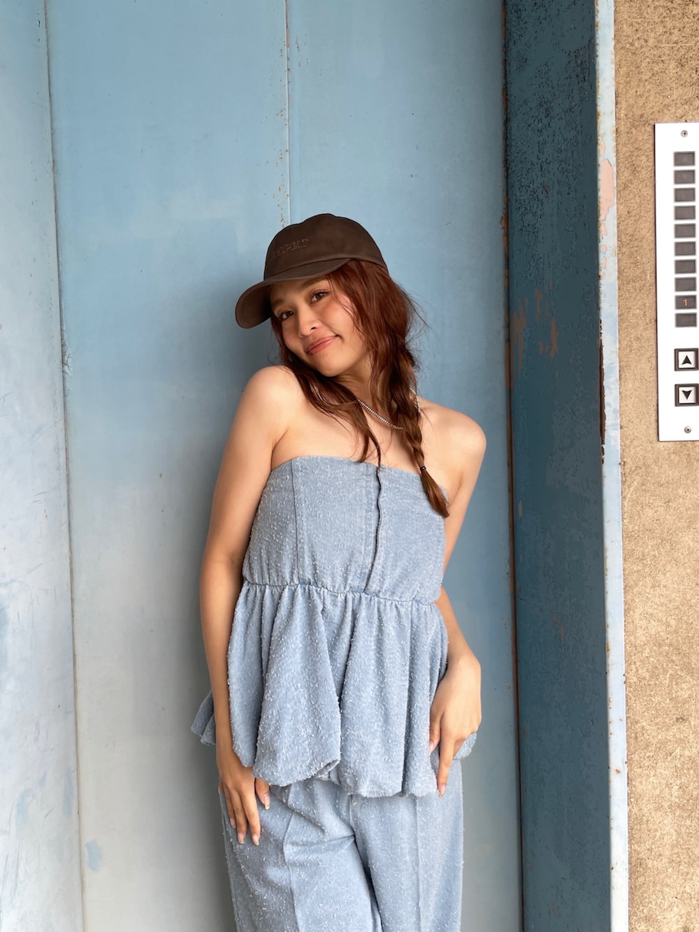 ブルー系のチューブトップ、ブルー系のデニムパンツを着用したレディースの春コーディネートの8枚目の写真