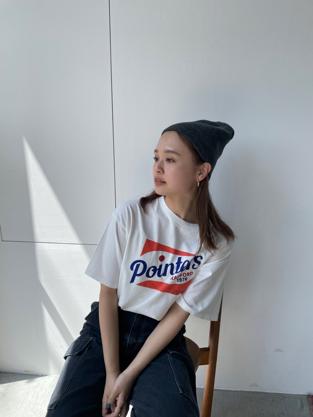 ホワイト系のTシャツ/カットソー、ブラック系のデニムパンツ、ブラック系のニットキャップ/ビーニーを着用したレディースの夏コーディネートの2枚目の写真
