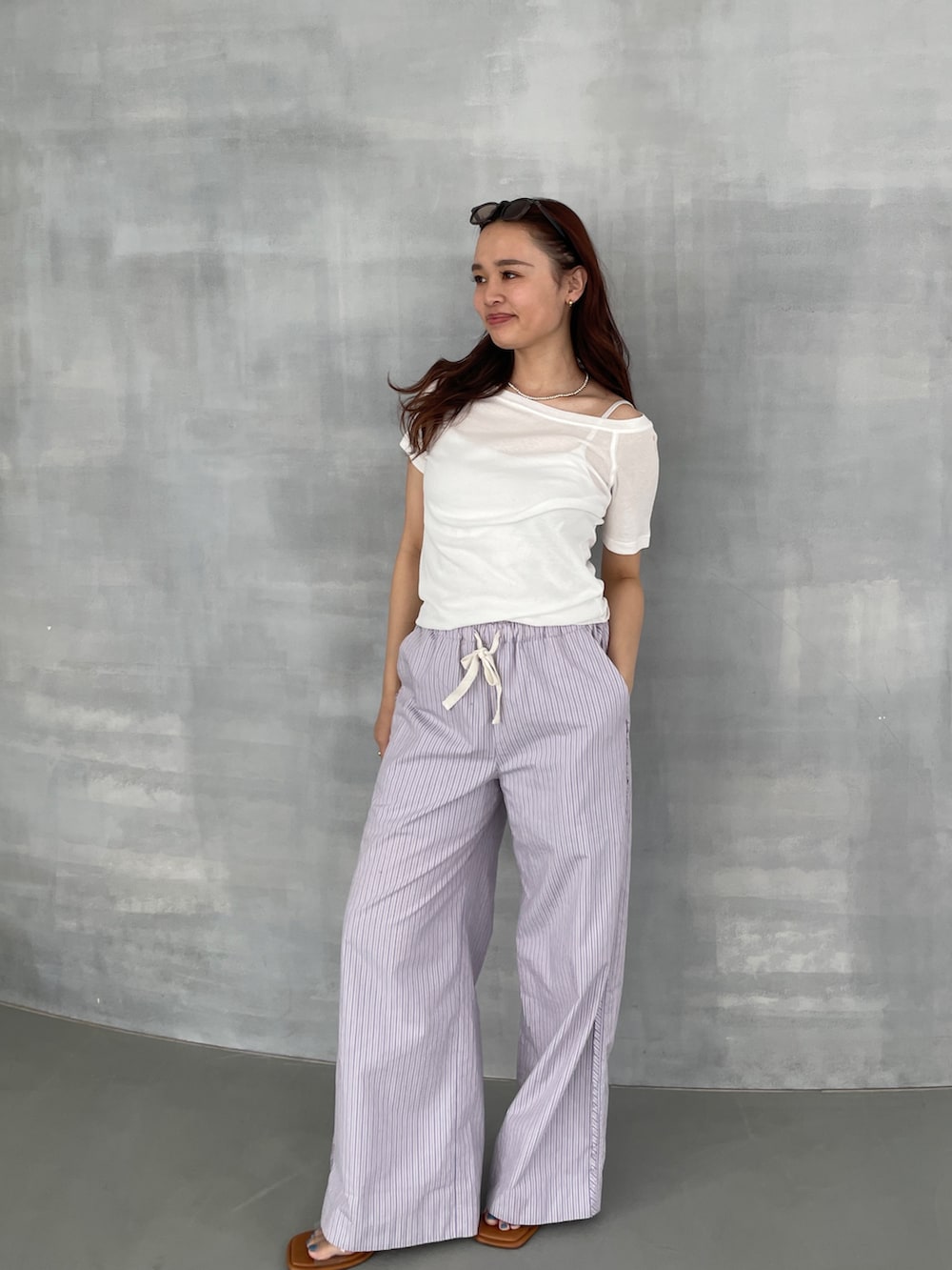 ホワイト系のTシャツ/カットソー、パープル系のその他パンツを着用したレディースの春コーディネートの3枚目の写真