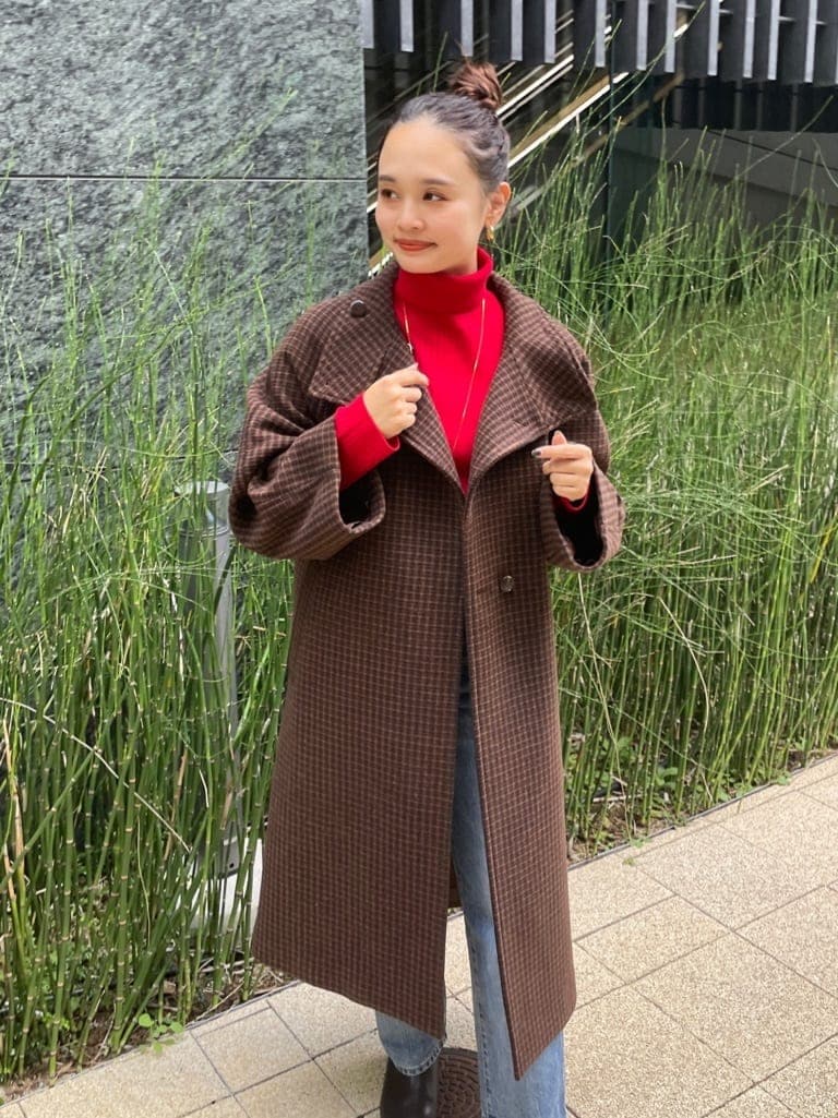 ブルー系のデニムパンツ、ブラウン系のその他アウター、レッド系のニット/セーターを着用したレディースの秋コーディネートの10枚目の写真