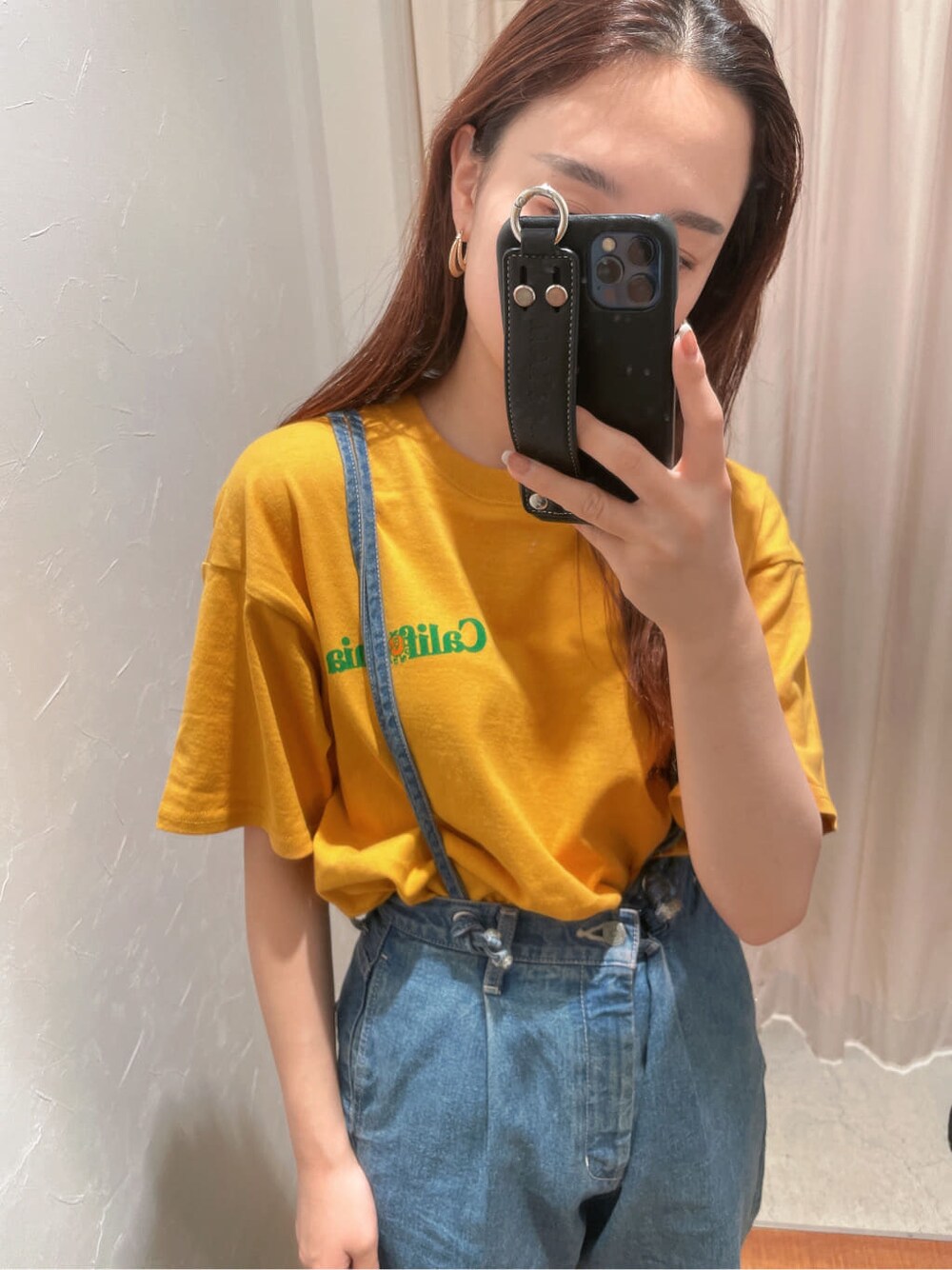 ブルー系のデニムパンツ、イエロー系のTシャツ/カットソーを着用したレディースの春コーディネートの4枚目の写真