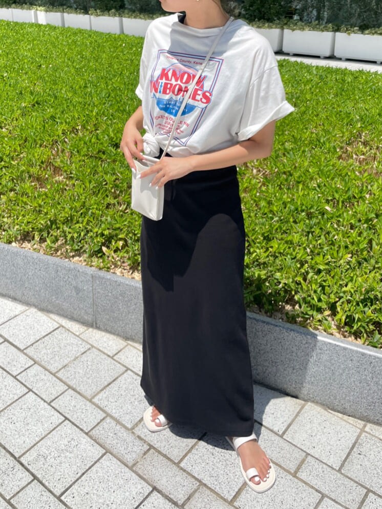 ホワイト系のTシャツ/カットソー、ホワイト系のサンダル、ブラック系のワンピースを着用したレディースの夏コーディネートの7枚目の写真