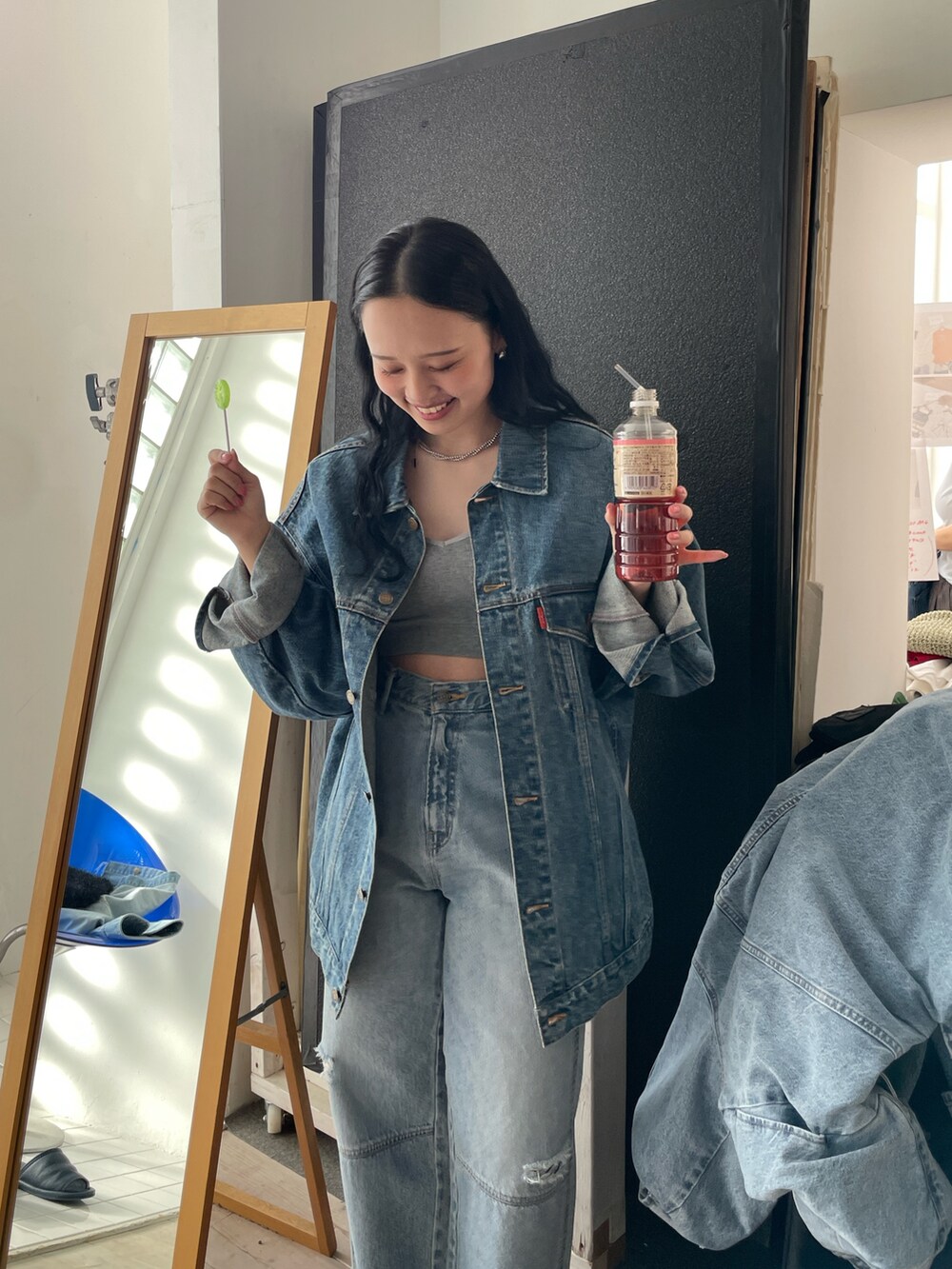 ブルー系のデニムジャケット、ブルー系のデニムパンツを着用したレディースの冬コーディネートの3枚目の写真