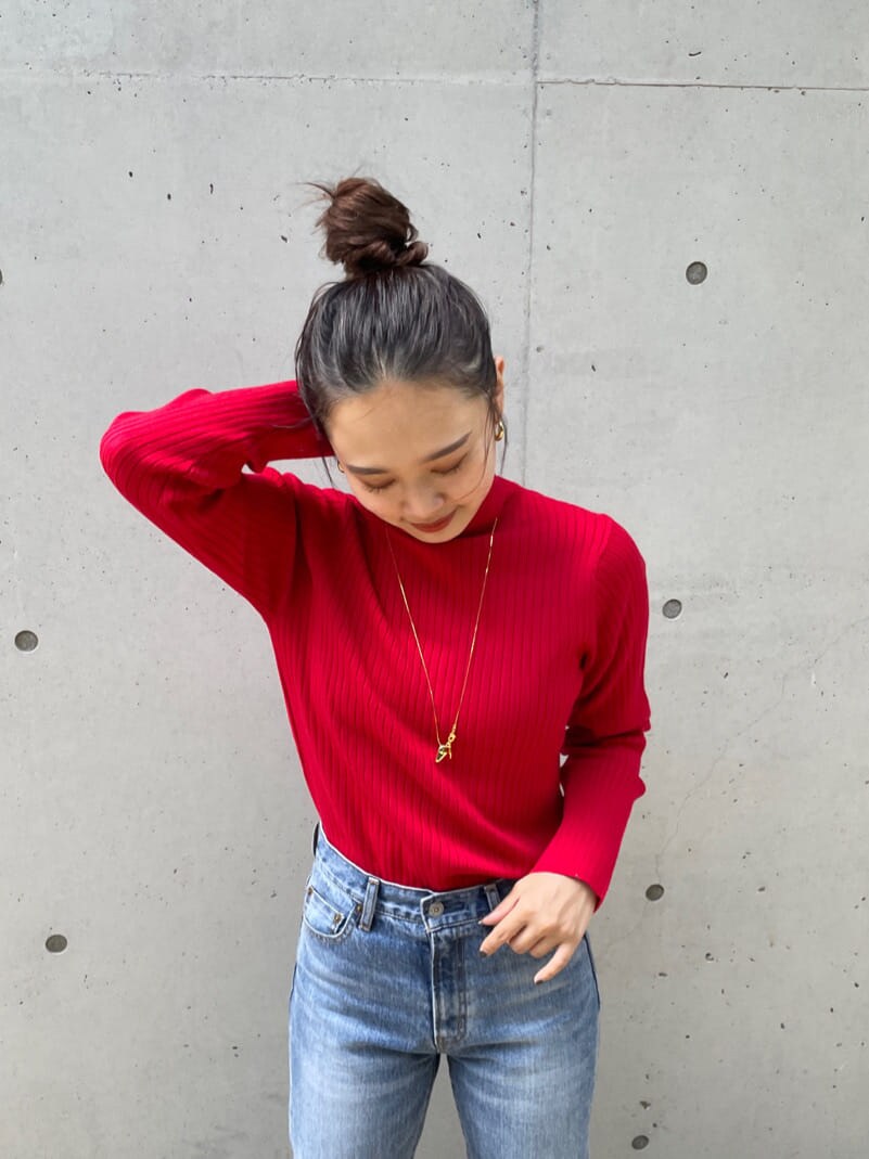 ブルー系のデニムパンツ、ブラウン系のその他アウター、レッド系のニット/セーターを着用したレディースの秋コーディネートの3枚目の写真