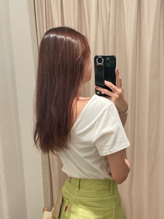 グリーン系のデニムパンツ、ホワイト系のTシャツ/カットソー、シルバー系のブレスレットを着用したレディースの春コーディネートの5枚目の写真