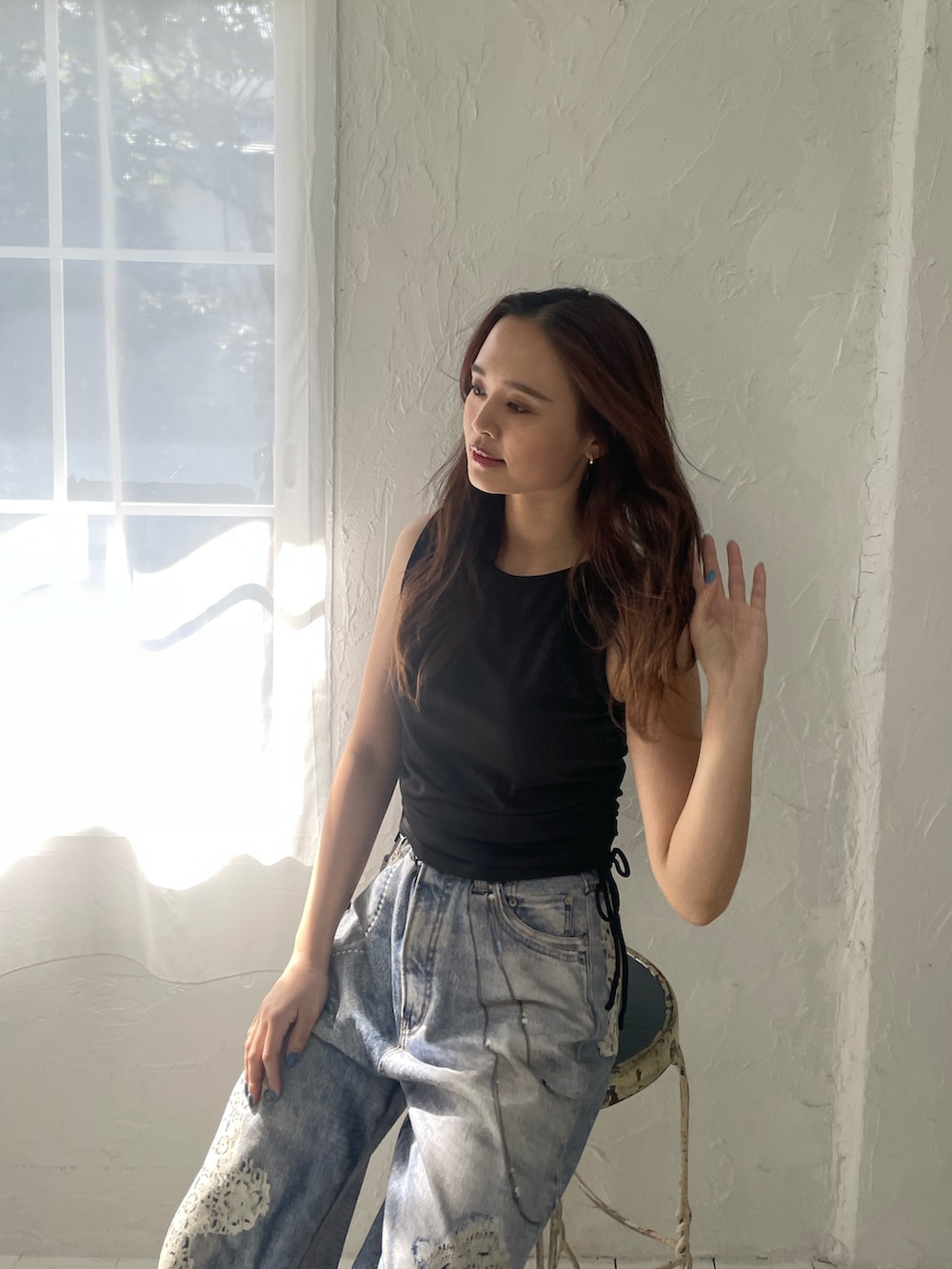 ブルー系のデニムパンツ、ブラック系の水着を着用したレディースの春コーディネートの4枚目の写真