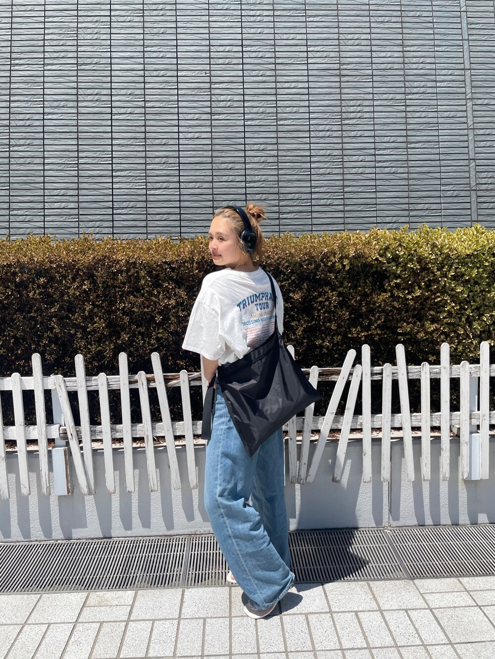 ブルー系のデニムパンツ、ホワイト系のTシャツ/カットソーを着用したレディースの春コーディネートの2枚目の写真