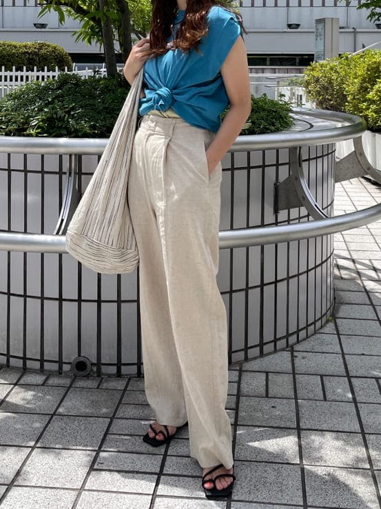 ブラック系のサンダル、ホワイト系のその他パンツ、その他のハンドバッグを着用したレディースの夏コーディネートの3枚目の写真