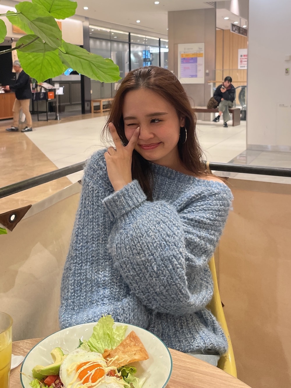 ブルー系のニット/セーターを着用したレディースの冬コーディネートの2枚目の写真