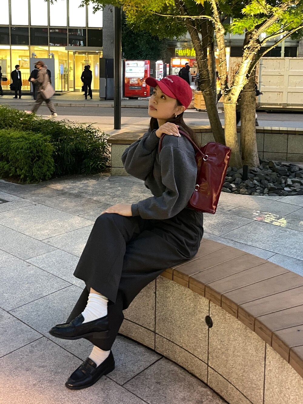 グレー系のその他パンツ、レッド系のハンドバッグ、グレー系のニット/セーターを着用したレディースの秋コーディネートの4枚目の写真