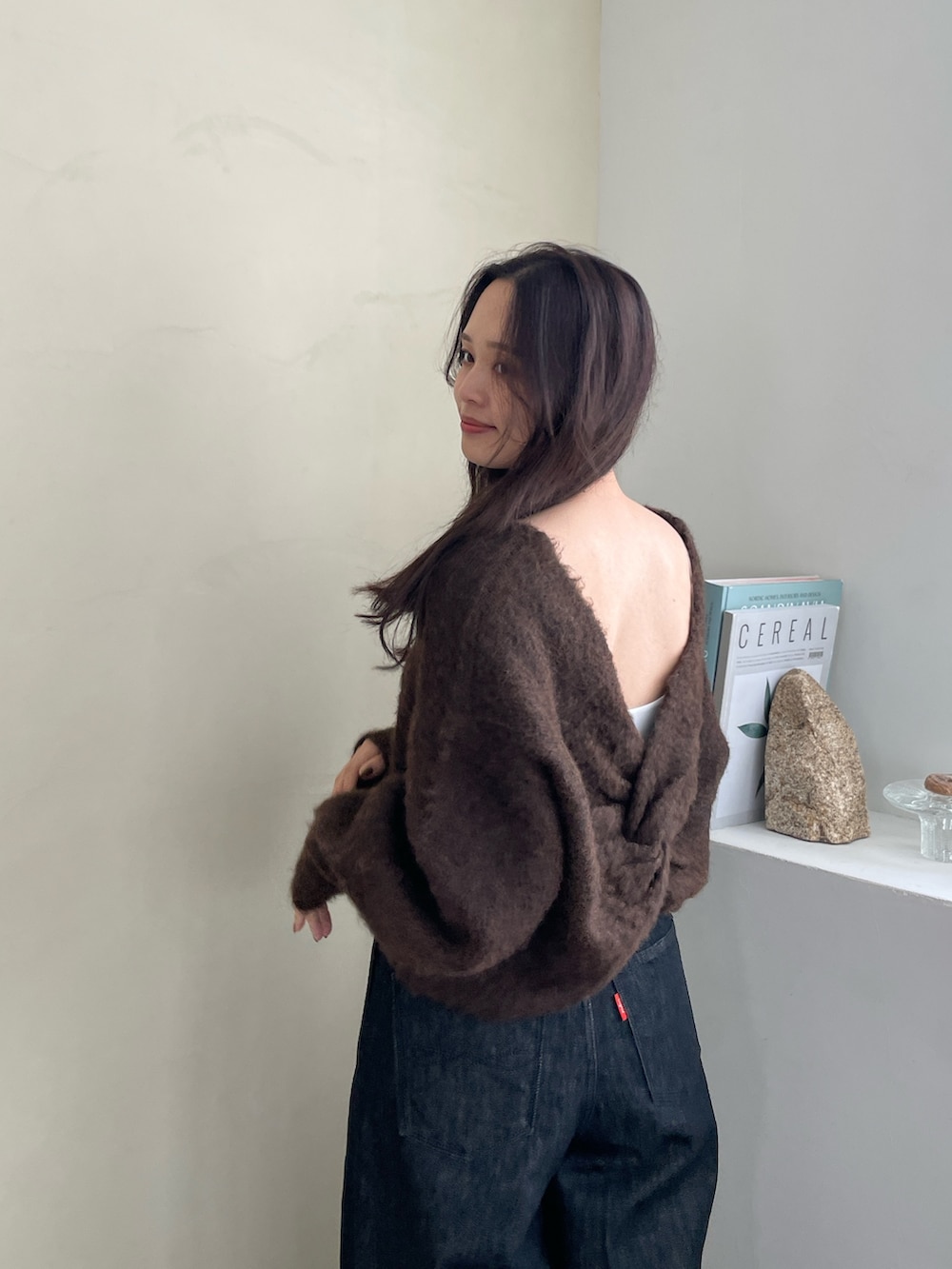 ブラウン系のニット/セーターを着用したレディースの秋コーディネートの3枚目の写真