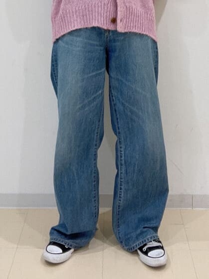 ブルー系のデニムパンツ、ホワイト系のTシャツ/カットソー、ブルー系のデニムパンツを着用したレディースの秋コーディネートの7枚目の写真