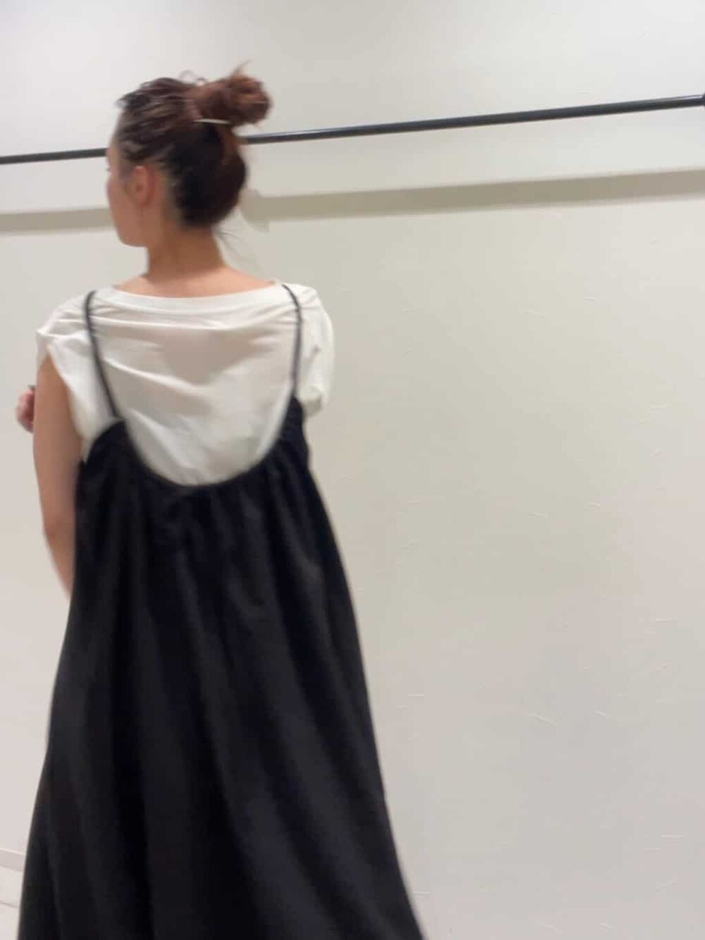 ブラック系のワンピース、グリーン系のサンダル、ホワイト系のタンクトップを着用したレディースの夏コーディネートの2枚目の写真