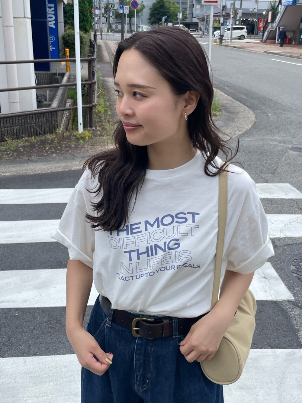 ホワイト系のTシャツ/カットソー、ブラック系のベルトを着用したレディースの夏コーディネートの2枚目の写真