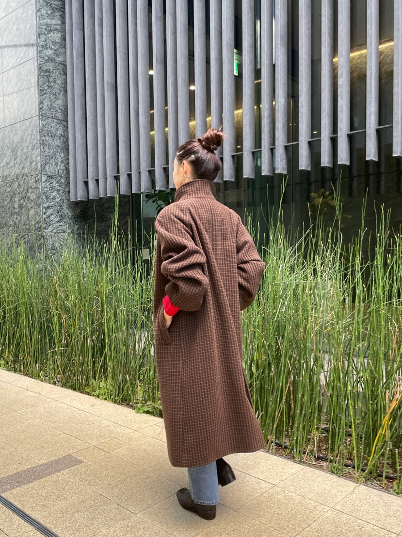 ブルー系のデニムパンツ、ブラウン系のその他アウター、レッド系のニット/セーターを着用したレディースの秋コーディネートの6枚目の写真