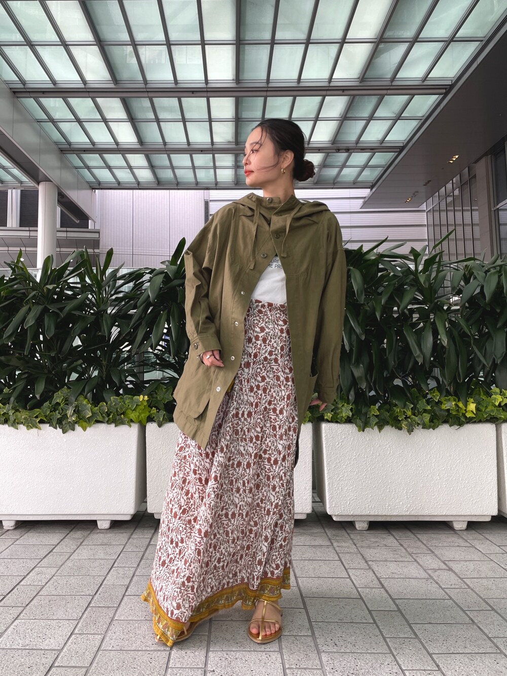 グリーン系のブルゾン、ホワイト系のTシャツ/カットソー、ホワイト系のワンピースを着用したレディースの冬コーディネートの2枚目の写真