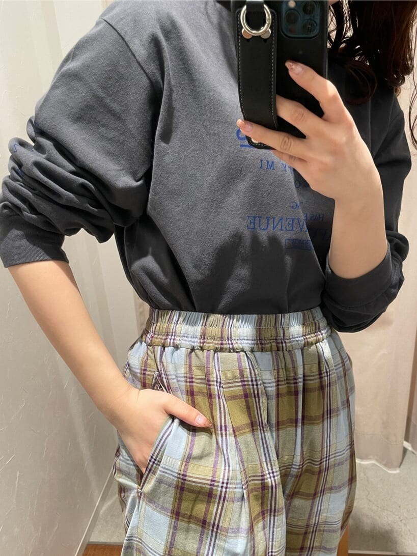 ブルー系のその他パンツ、グレー系のTシャツ/カットソーを着用したレディースの冬コーディネートの3枚目の写真