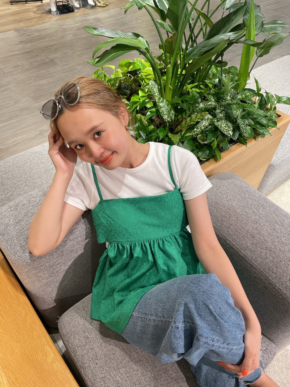 グリーン系のシャツ/ブラウス、ブルー系のデニムパンツ、ホワイト系のTシャツ/カットソーを着用したレディースの春コーディネートの5枚目の写真