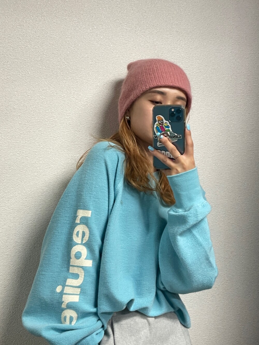 ブルー系のスウェット、ピンク系のニットキャップ/ビーニーを着用したレディースの夏コーディネートの3枚目の写真