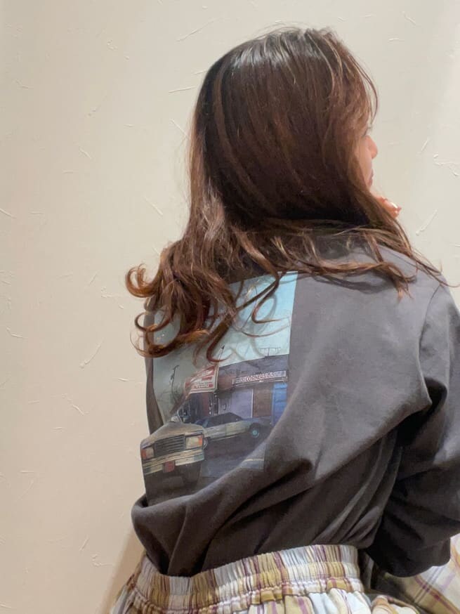 ブルー系のその他パンツ、グレー系のTシャツ/カットソーを着用したレディースの冬コーディネートの4枚目の写真