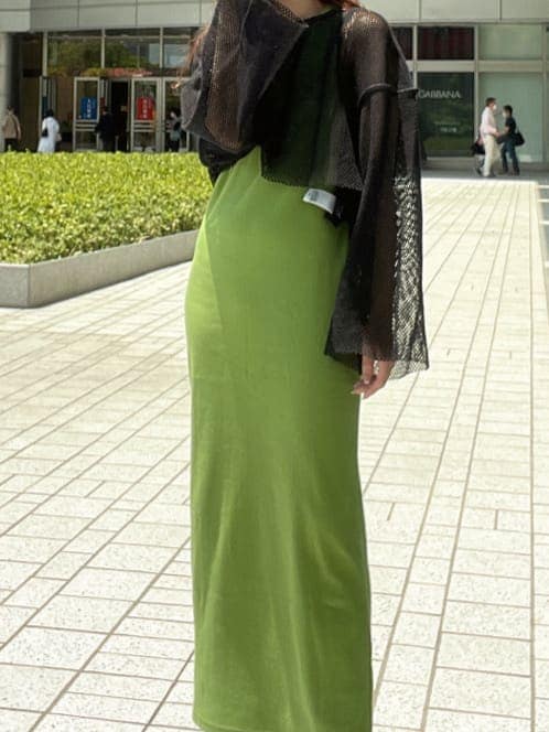 ブラック系のサンダル、ブラック系のTシャツ/カットソー、グリーン系のワンピースを着用したレディースの春コーディネートの2枚目の写真