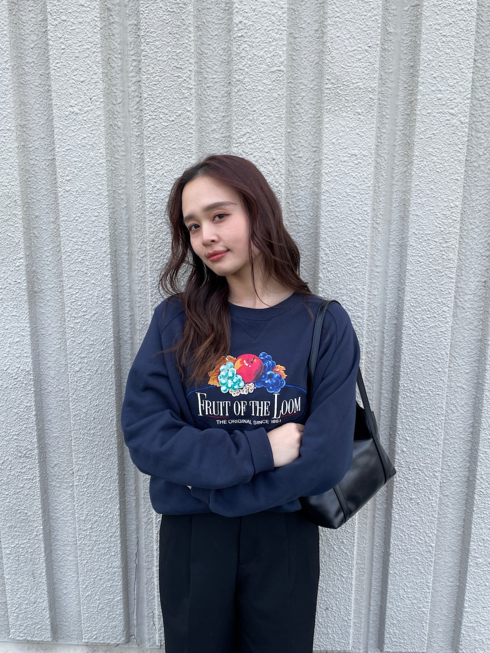 ブルー系のスウェットを着用したレディースの冬コーディネートの3枚目の写真