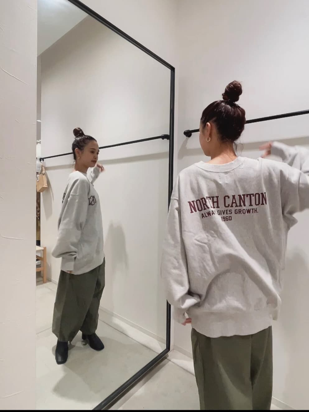 ベージュ系のその他パンツ、グレー系のスウェットを着用したレディースの秋コーディネートの2枚目の写真