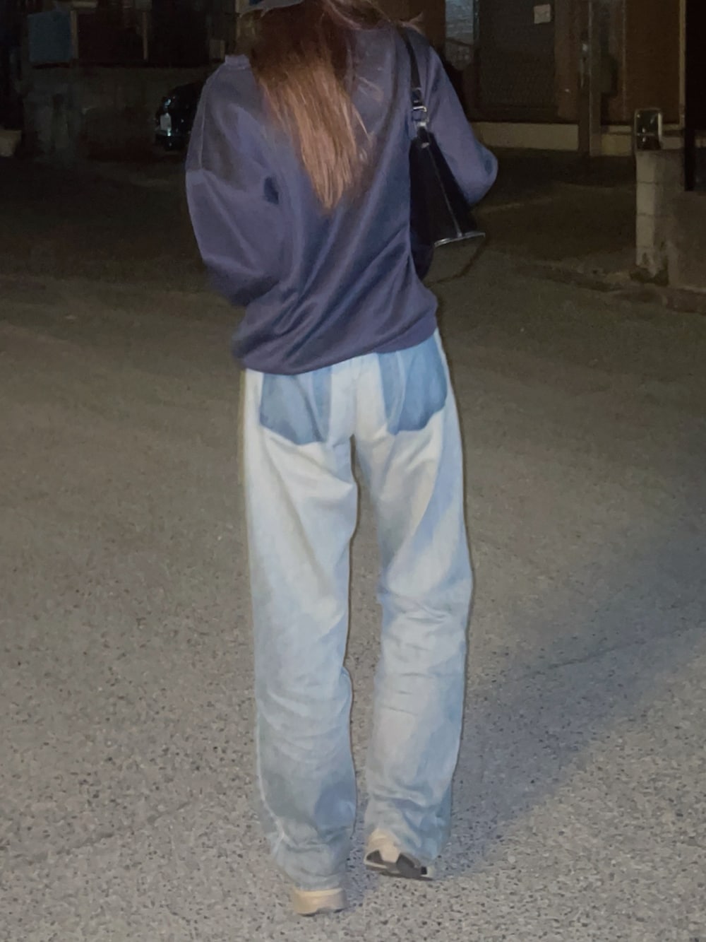 ブルー系のデニムパンツを着用したレディースの春コーディネートの2枚目の写真