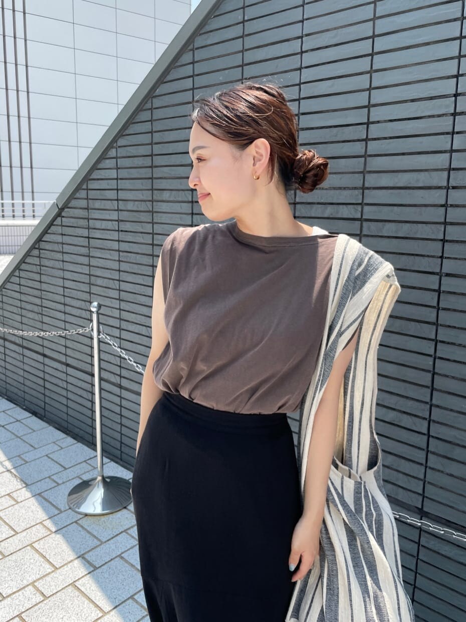 ホワイト系のサンダル、ブラウン系のタンクトップ、ブラック系のスカートを着用したレディースの夏コーディネートの7枚目の写真