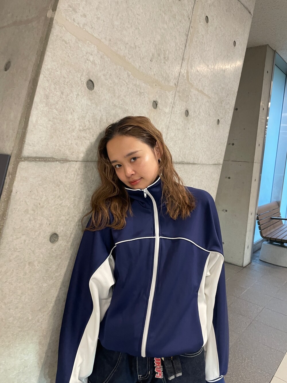 ブルー系のブルゾンを着用したレディースの秋コーディネートの3枚目の写真