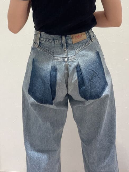 ブラック系のサンダル、ブラック系のTシャツ/カットソー、ブルー系のデニムパンツを着用したレディースの夏コーディネートの7枚目の写真