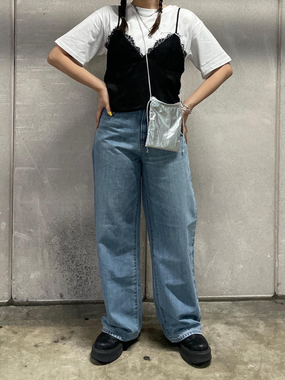 シルバー系のショルダーバッグ、ブルー系のデニムパンツ、ホワイト系のTシャツ/カットソーを着用したレディースの春コーディネートの2枚目の写真