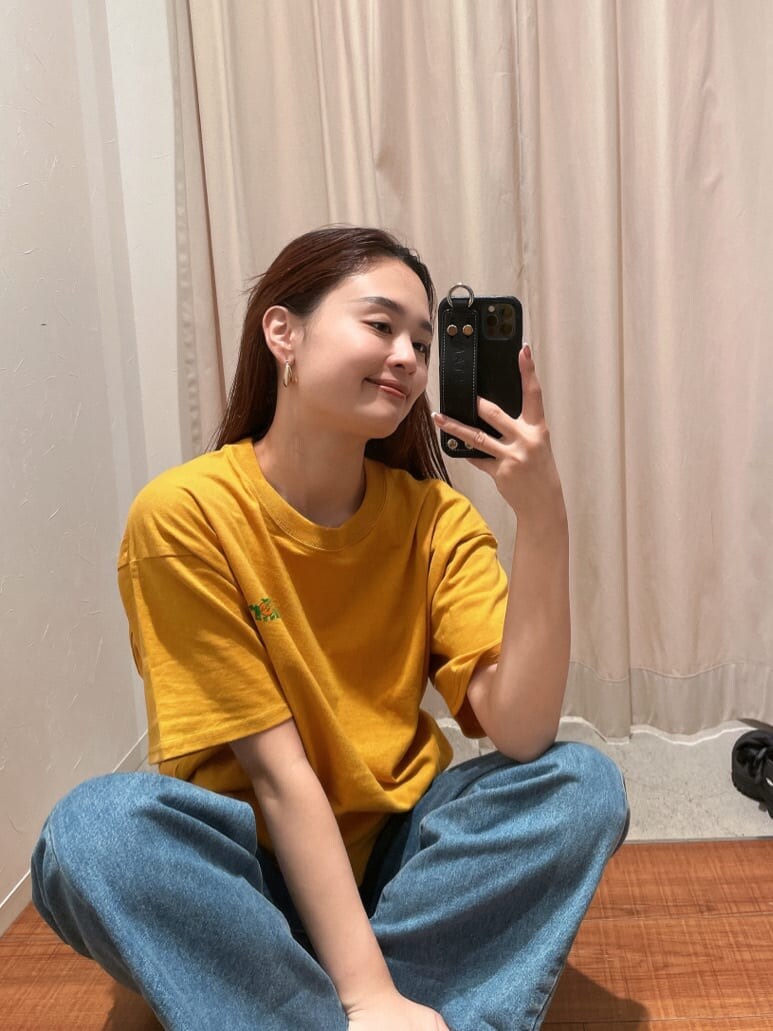 ブルー系のデニムパンツ、イエロー系のTシャツ/カットソーを着用したレディースの春コーディネートの8枚目の写真