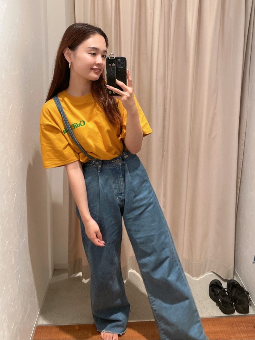 ブルー系のデニムパンツ、イエロー系のTシャツ/カットソーを着用したレディースの春コーディネートの3枚目の写真