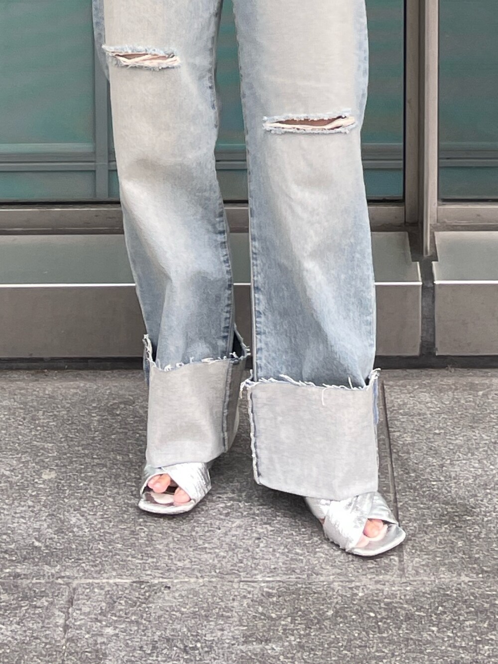 シルバー系のサンダル、ブルー系のデニムパンツ、ホワイト系のシャツ/ブラウスを着用したレディースの夏コーディネートの6枚目の写真