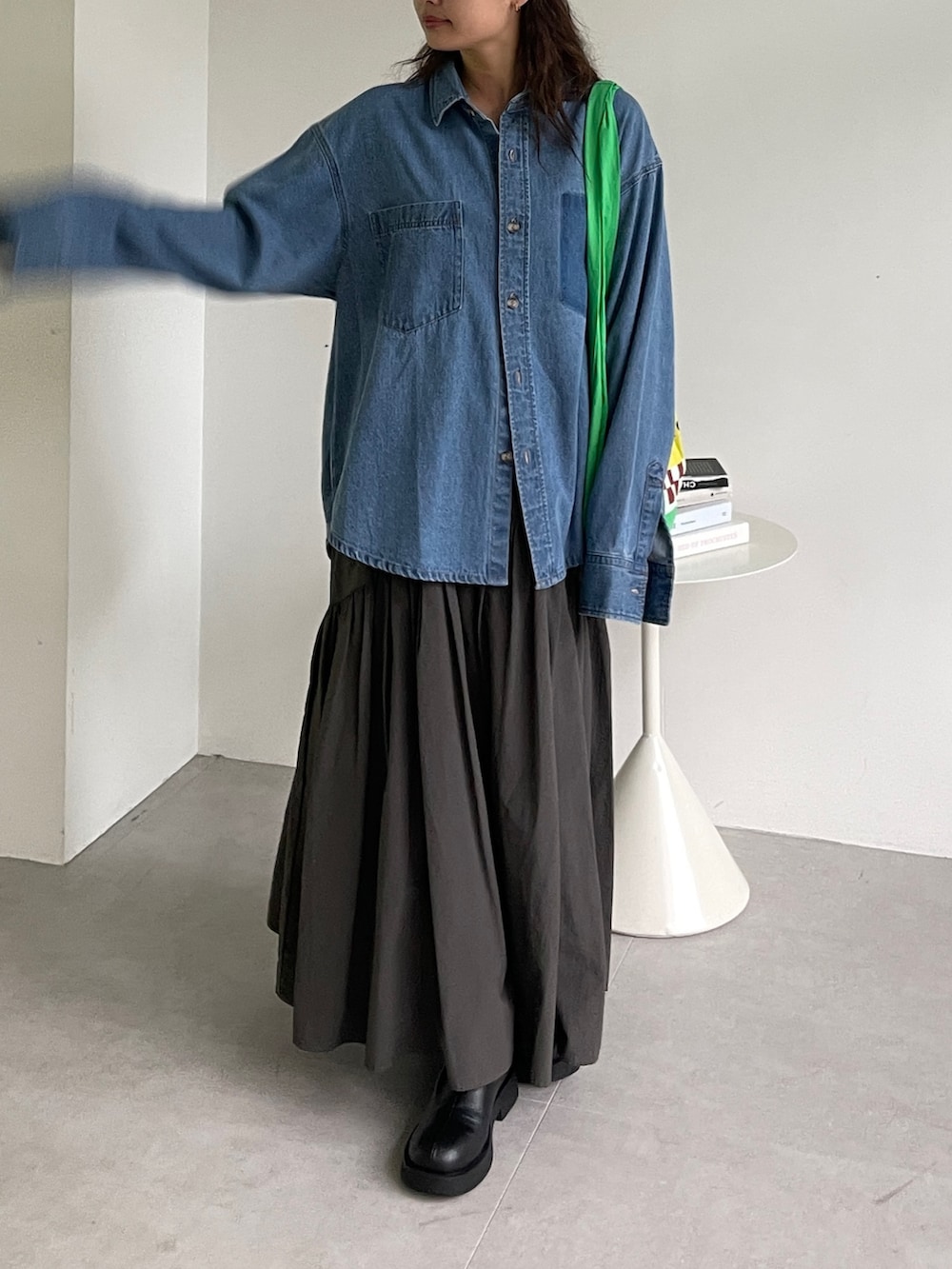 ブルー系のシャツ/ブラウス、グレー系のスカート、グリーン系のトートバッグを着用したレディースの冬コーディネートの5枚目の写真