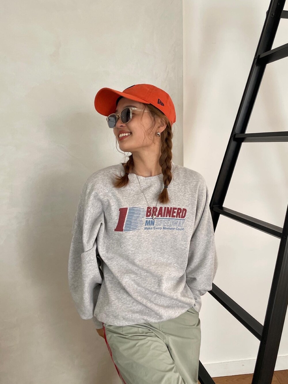 グレー系のスウェット、ホワイト系のその他パンツ、シルバー系のネックレスを着用したレディースの秋コーディネートの5枚目の写真