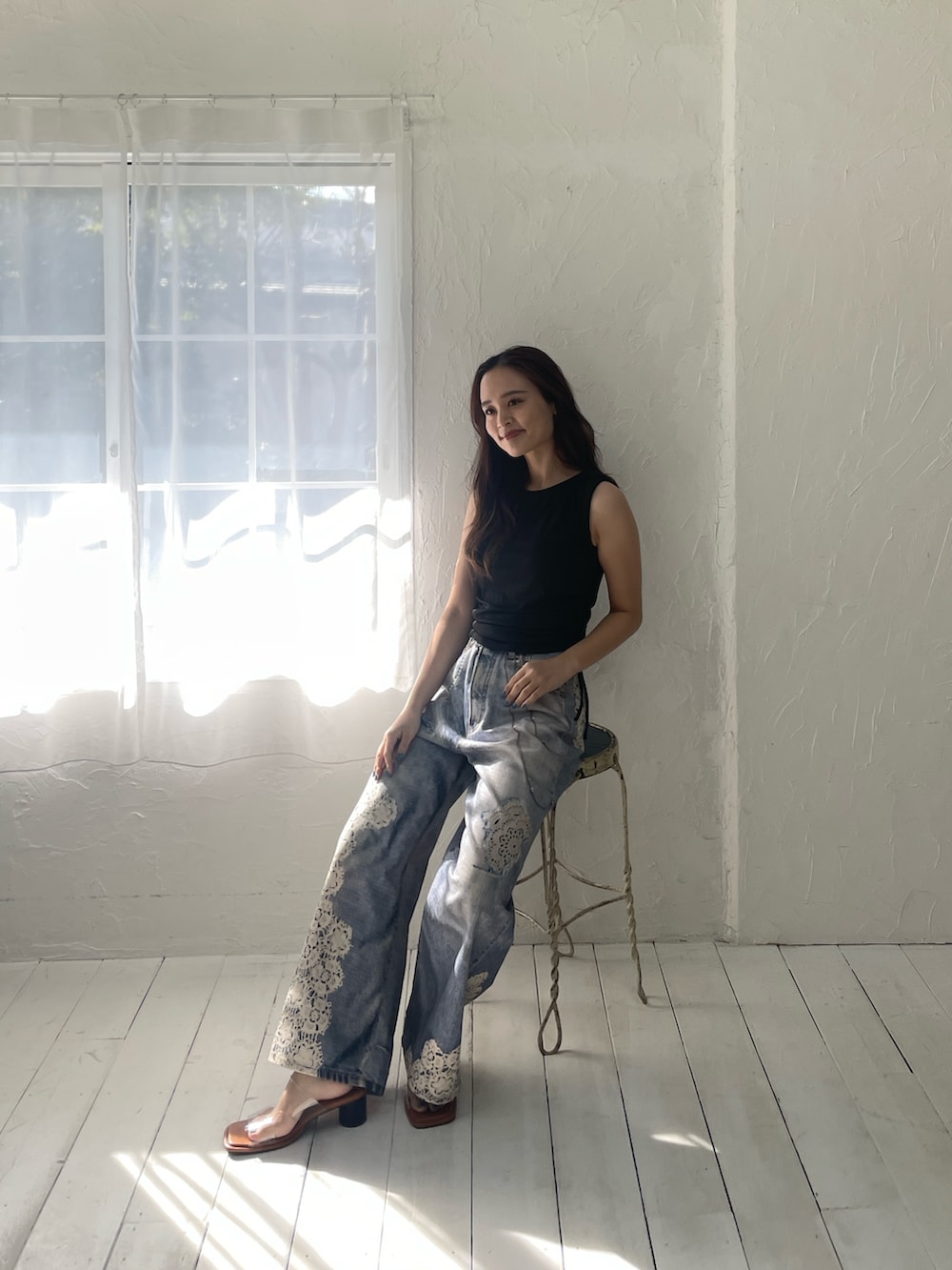 ブルー系のデニムパンツ、ブラック系の水着を着用したレディースの春コーディネートの2枚目の写真