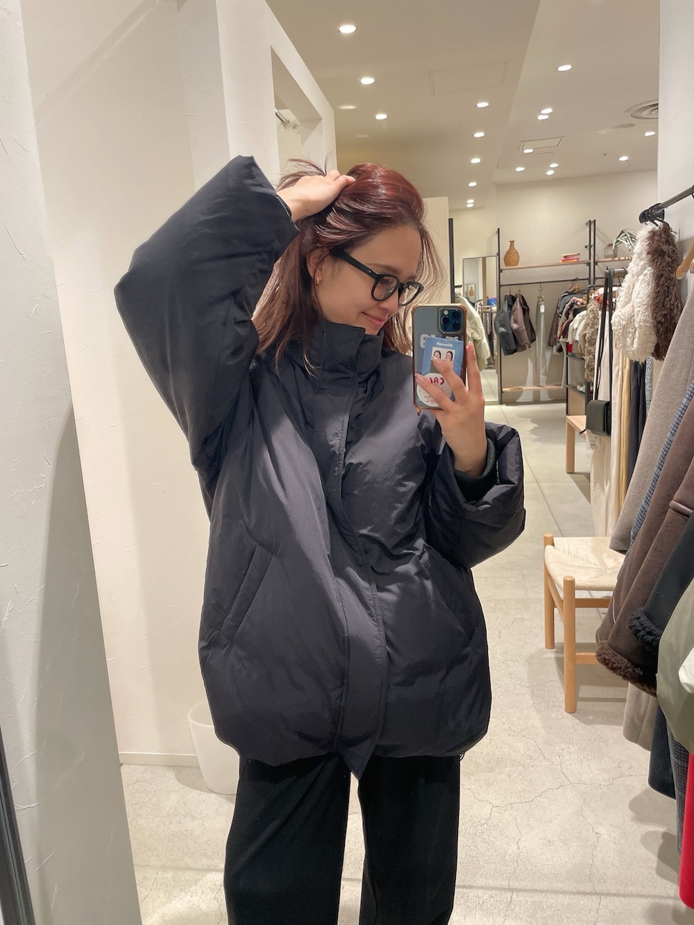 ブラック系のダウンジャケット/コートを着用したレディースの冬コーディネートの3枚目の写真