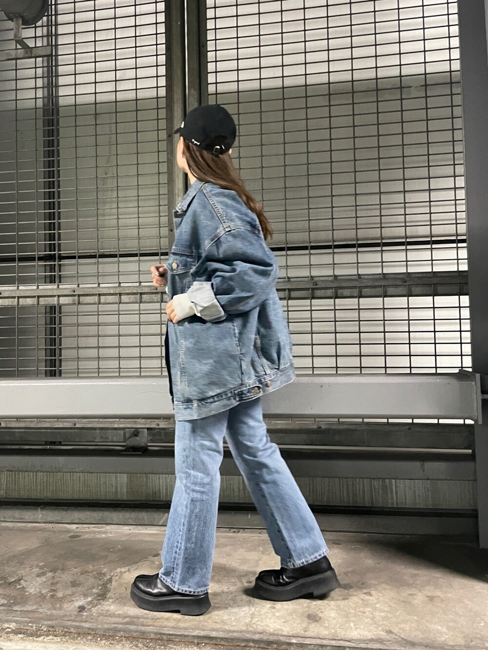 ブルー系のデニムジャケット、ブルー系のデニムパンツ、グレー系のスウェットを着用したレディースの冬コーディネートの2枚目の写真