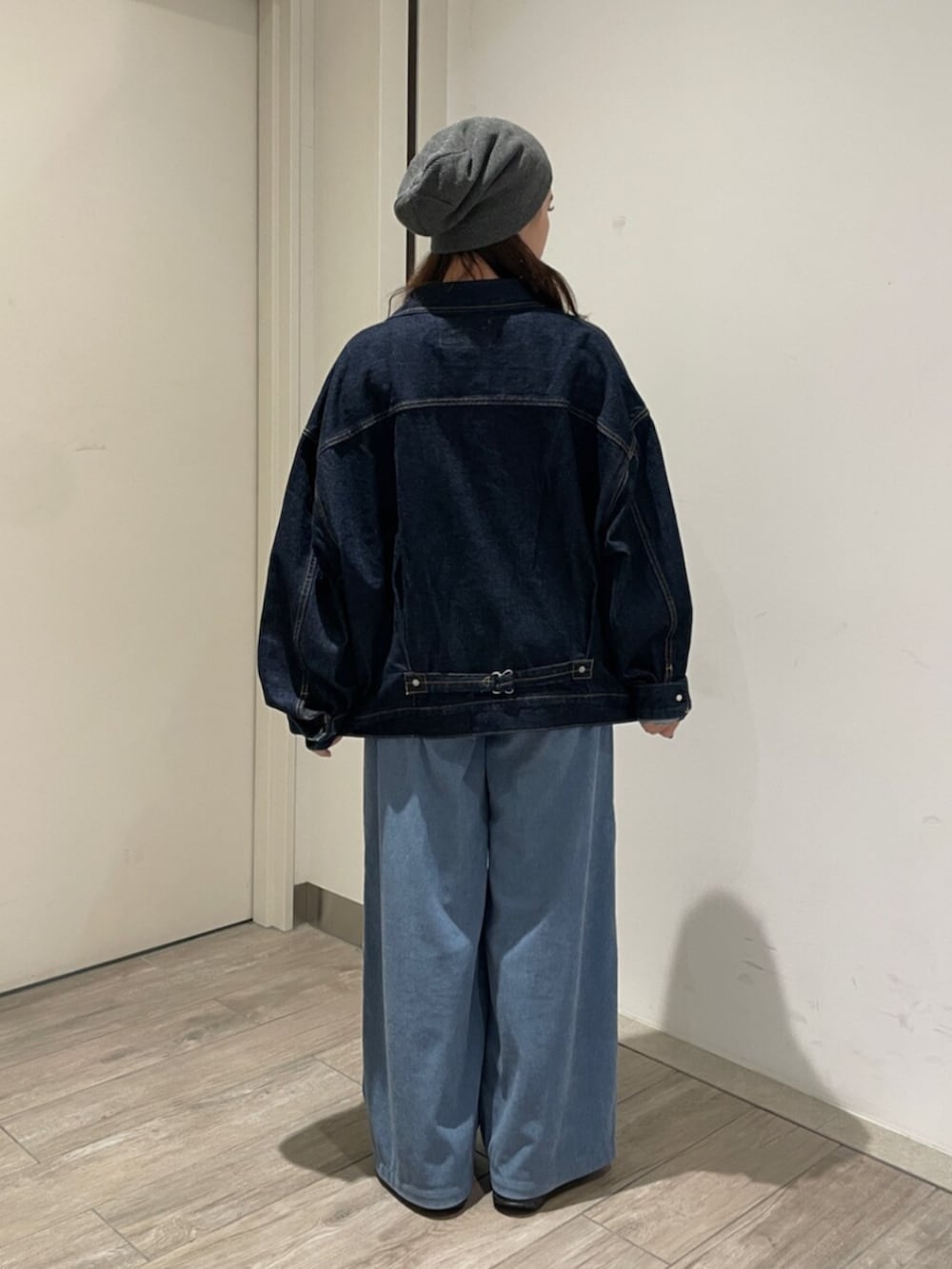 ブルー系のデニムジャケット、ブルー系のその他パンツ、グレー系のニットキャップ/ビーニーを着用したレディースの秋コーディネートの3枚目の写真