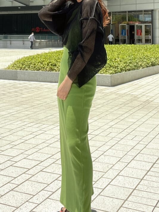 ブラック系のサンダル、ブラック系のTシャツ/カットソー、グリーン系のワンピースを着用したレディースの春コーディネートの5枚目の写真